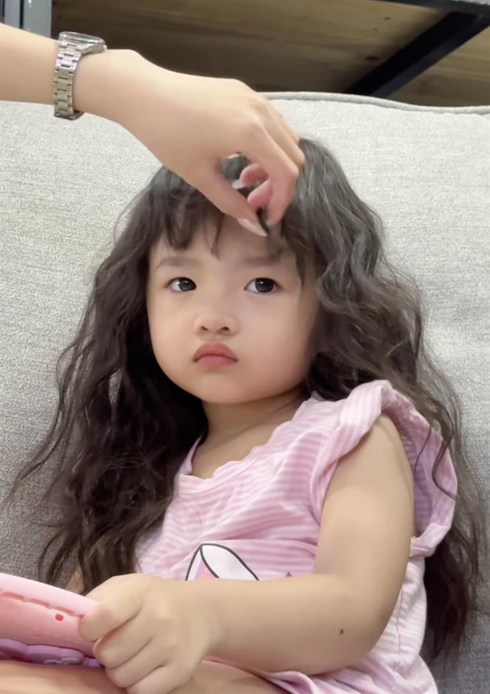 Thế lực nhí nhà Đông Nhi - Ông Cao Thắng nay đã 4 tuổi, tóc dài thướt tha như nàng thơ, được mẹ đầu tư uốn xoăn tít-2