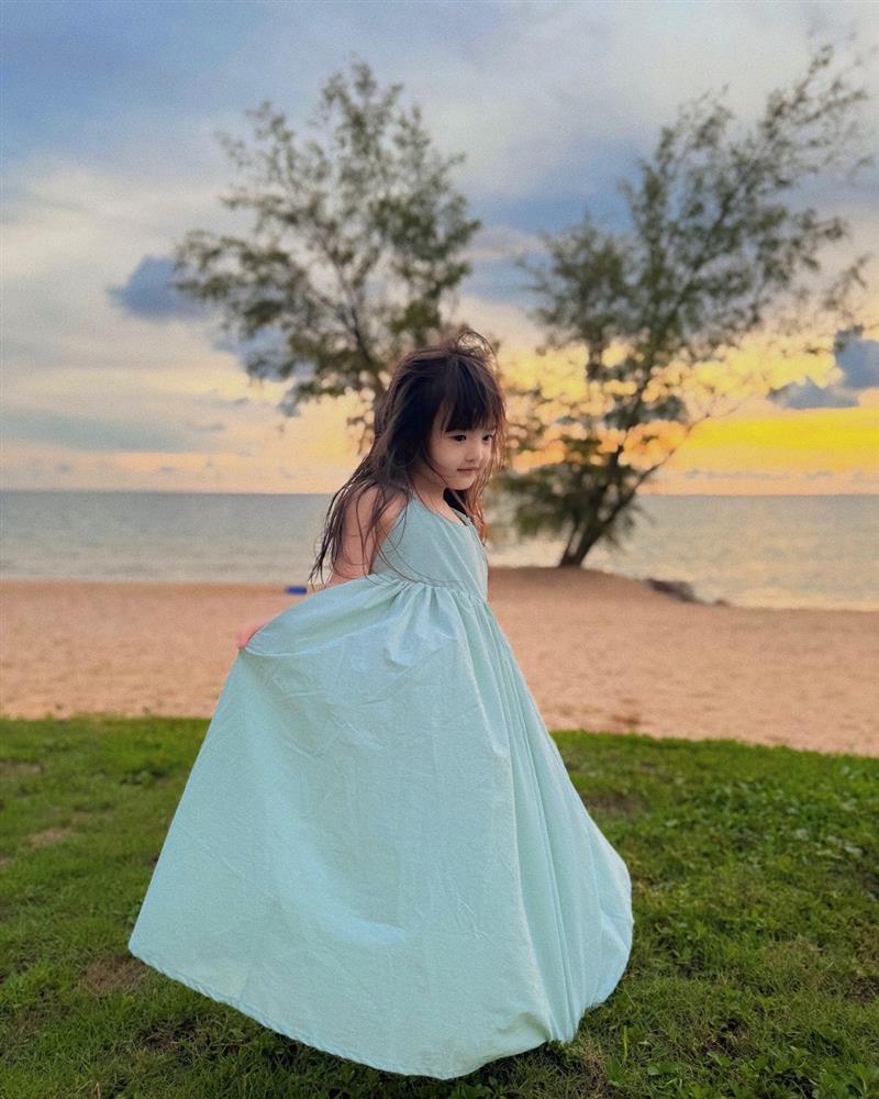 Thế lực nhí nhà Đông Nhi - Ông Cao Thắng nay đã 4 tuổi, tóc dài thướt tha như nàng thơ, được mẹ đầu tư uốn xoăn tít-4