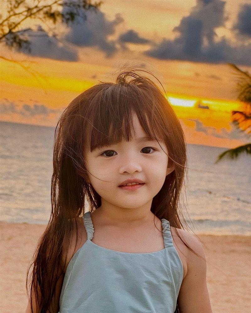 Thế lực nhí nhà Đông Nhi - Ông Cao Thắng nay đã 4 tuổi, tóc dài thướt tha như nàng thơ, được mẹ đầu tư uốn xoăn tít-5