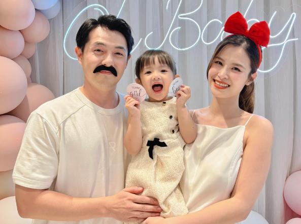 Thế lực nhí nhà Đông Nhi - Ông Cao Thắng nay đã 4 tuổi, tóc dài thướt tha như nàng thơ, được mẹ đầu tư uốn xoăn tít-6