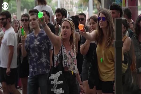 Gần 3.000 người xuống đường bắn súng nước xua đuổi khách du lịch-2