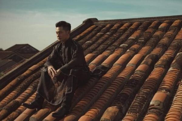 Đức Tuấn phản hồi loạt ảnh đứng ngồi trên mái nhà ở Hội An: Chỗ đó view đẹp mà-4