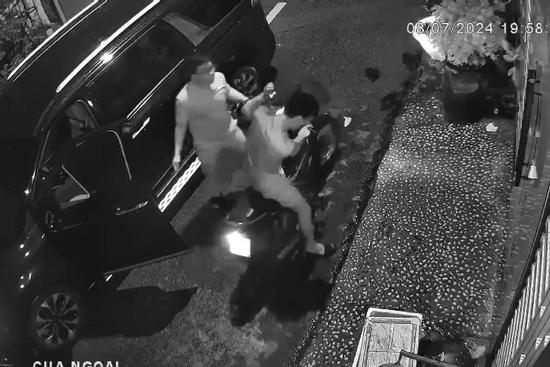 Xôn xao clip nam thanh niên bị tài xế ô tô đánh tới tấp