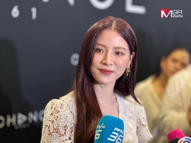 Đến lượt ngọc nữ Thái Lan khóc ở họp báo-1