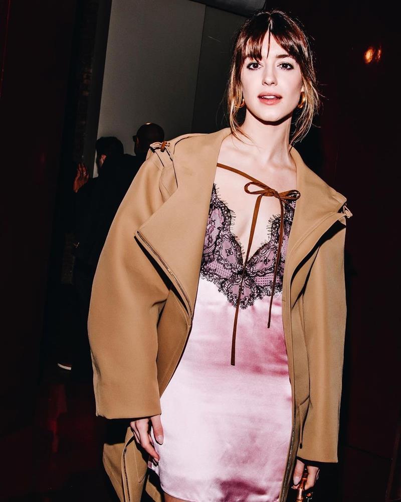 Nhan sắc gái thành thị không thua kém hoa hậu trong bom tấn 5000 tỷ-10