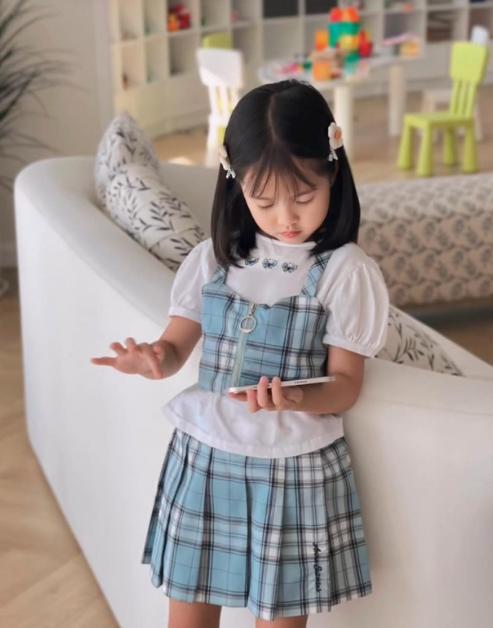 Dàn ái nữ của các nàng hậu Việt: Đều thừa hưởng vẻ đẹp lẫn chiều cao vượt trội từ mẹ-3