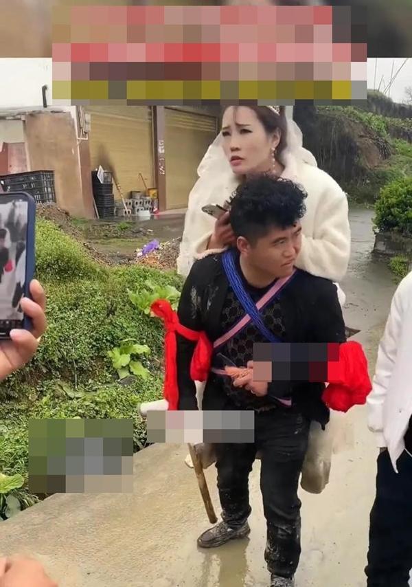 Muốn tái hôn, chồng vừa chống gậy vừa cõng vợ cũ đi bộ 100km về nhà-1