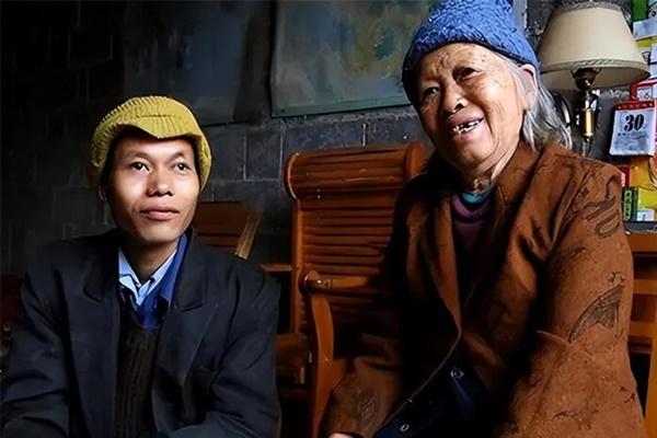 95 ngọn nến trên bánh kem biến sinh nhật cụ bà thành màn chữa cháy-3