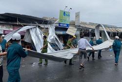 Lốc xoáy cuốn bay mái tôn lên không trung, gây nổ bình điện ở Đồng Tháp