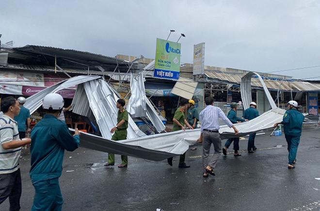 Lốc xoáy cuốn bay mái tôn lên không trung, gây nổ bình điện ở Đồng Tháp-1