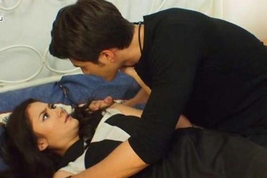 Lấy điện thoại của chồng nhắn cho osin 'Nho em len nhanh', tôi chết lặng thấy cô ả ôm ghì lấy chồng mình