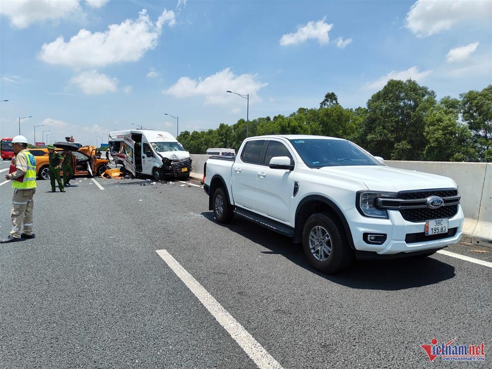 Nhóm tài xế cãi nhau 5 phút ở làn 120km/h trước tai nạn liên hoàn trên cao tốc-1