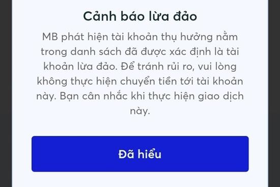 Khách chuyển khoản đi, tiền bị phanh lại, ngân hàng gửi tin nhắn sững sờ