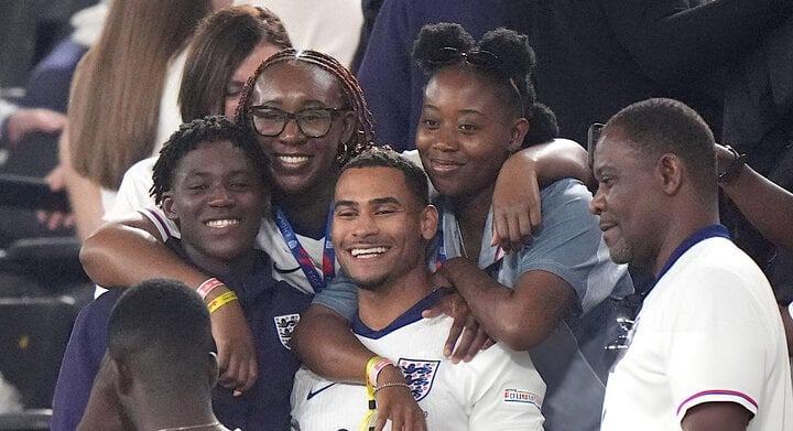 Gia đình tuyển thủ Anh phải trả 600 triệu đồng để xem chung kết EURO-1