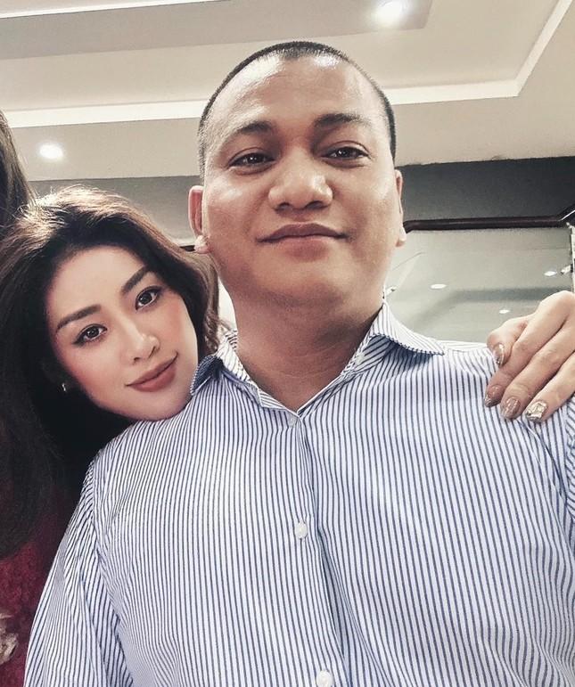 Hoa hậu Khánh Vân cưới nhiếp ảnh gia hơn 17 tuổi-2