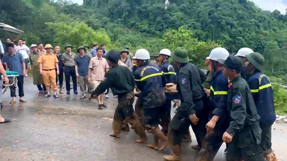 Sạt lở 8 người chết ở Hà Giang: Đất đá ụp xuống những người đang giúp đẩy xe khách-1