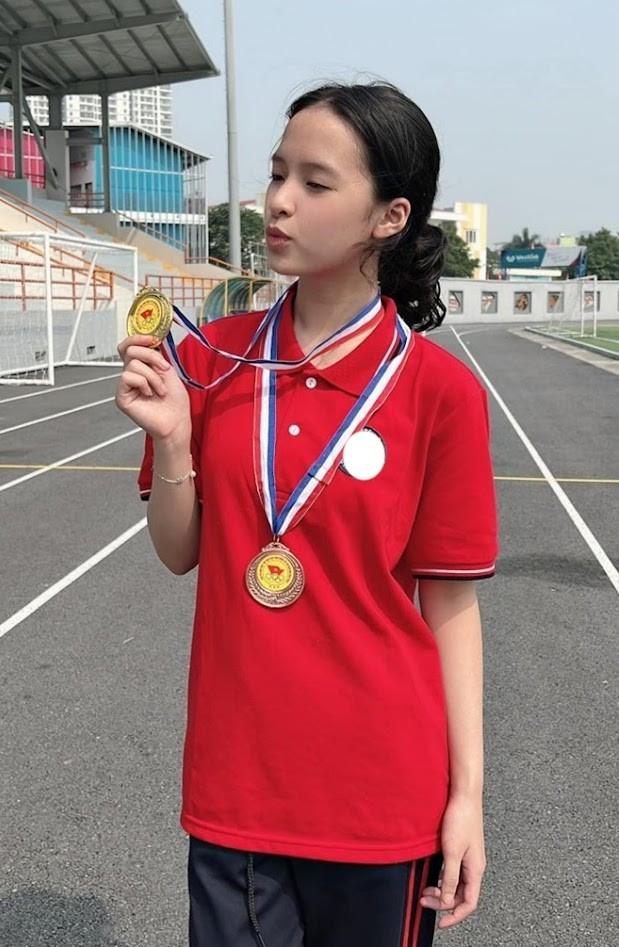 Ái nữ con ngoan, chị đảm nhà Hồng Đăng: Trổ mã ra dáng thiếu nữ, hiểu chuyện lại còn chăm em cực khéo-8