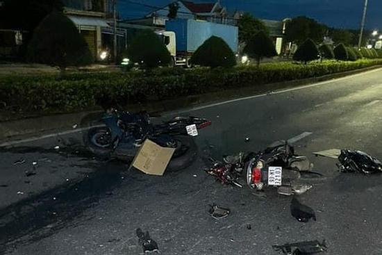 Xe phân khối lớn tông xe máy chạy ngược chiều, 2 mẹ con tử vong tại chỗ