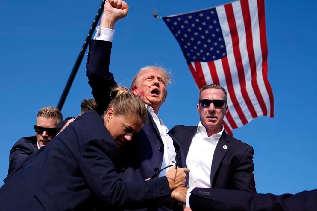Ông Trump bị bắn khi vận động tranh cử: Hai người thương vong, nghi phạm đã chết-2