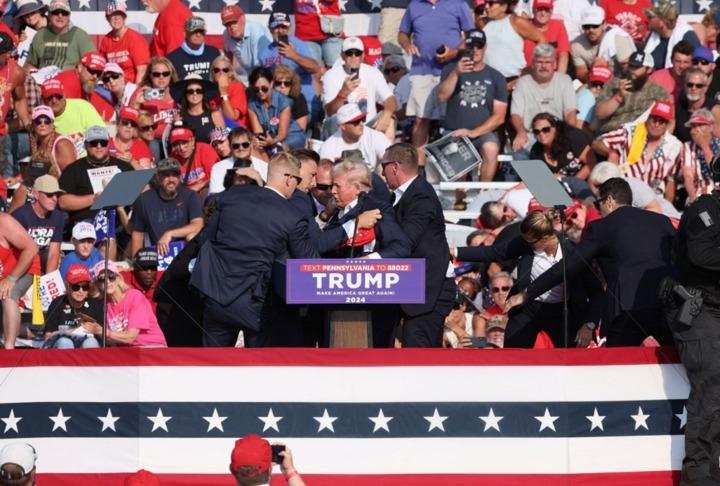 Ông Trump bị bắn khi vận động tranh cử: Hai người thương vong, nghi phạm đã chết-1