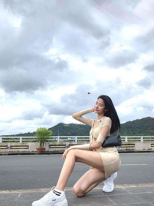 Từng bị chê gầy gò thiếu sức sống, Hoàng Thùy có màn đá bay thân hình gầy gò đỉnh nhất Vbiz-4