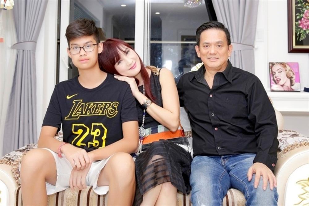 Nữ hoàng ảnh lịch từng suýt bị huỷ nhan sắc vì tai nạn, U60 ngày càng mặn mà, thích chơi tóc màu như gen Z-3