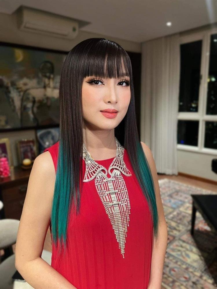 Nữ hoàng ảnh lịch từng suýt bị huỷ nhan sắc vì tai nạn, U60 ngày càng mặn mà, thích chơi tóc màu như gen Z-4