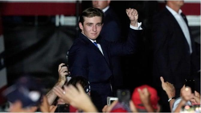 Con trai út cao 2,01m của Donald Trump: Tham gia chính trường nhưng ngoại hình đẹp như tài tử-2