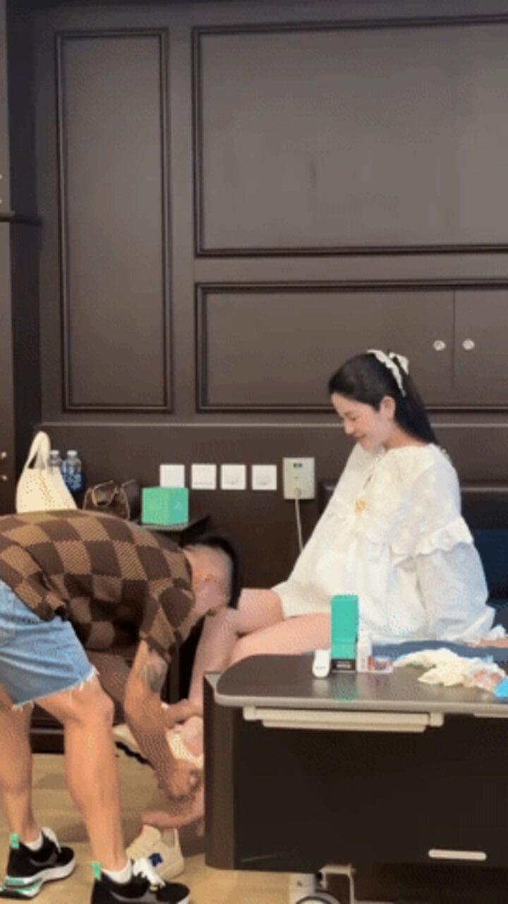 Quang Hải hạnh phúc ngắm con trai đầu lòng vừa chào đời-2