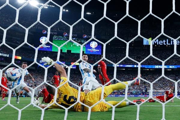 Vì sao trận Argentina vs Colombia bị hoãn hơn 1 giờ đồng hồ?-4