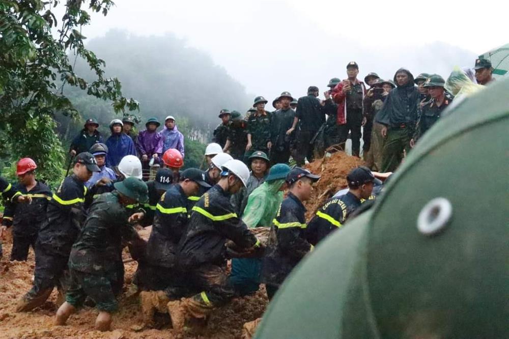 Sạt lở ở Hà Giang: Thắt lòng nhìn tấm cáo phó ghi tên 2 mẹ con-3