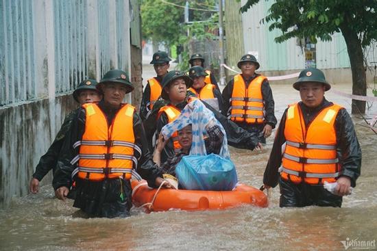 Áp thấp nhiệt đới áp sát, các tỉnh miền Trung lên phương án ứng phó