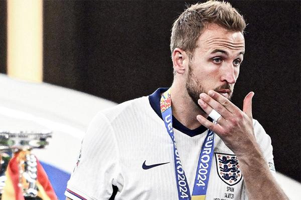 Biểu cảm của Hoàng tử William và con trai khi tuyển Anh thua gây sốt-7