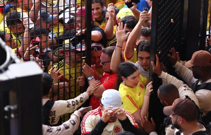 Vì sao trận Argentina vs Colombia bị hoãn hơn 1 giờ đồng hồ?-1