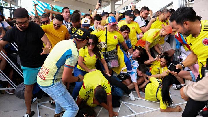 Vì sao trận Argentina vs Colombia bị hoãn hơn 1 giờ đồng hồ?-2