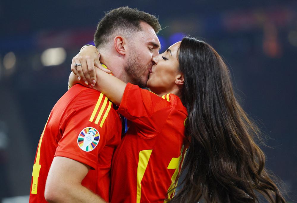 Vợ xinh hôn say đắm cầu thủ Tây Ban Nha-1