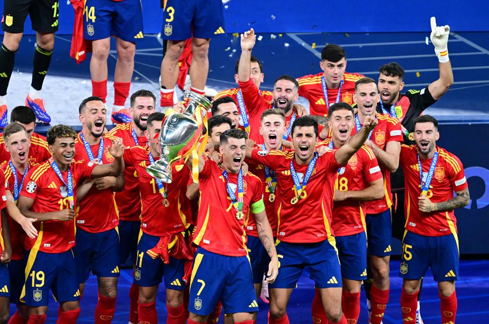 Vợ xinh hôn say đắm cầu thủ Tây Ban Nha-10