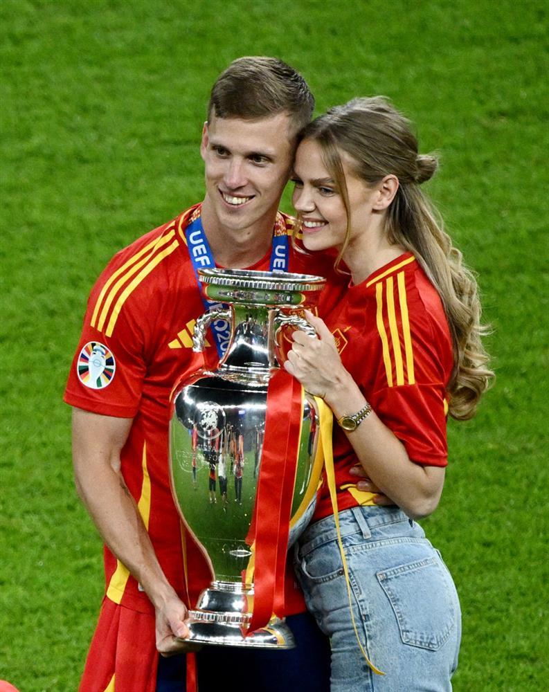 Vợ xinh hôn say đắm cầu thủ Tây Ban Nha-3