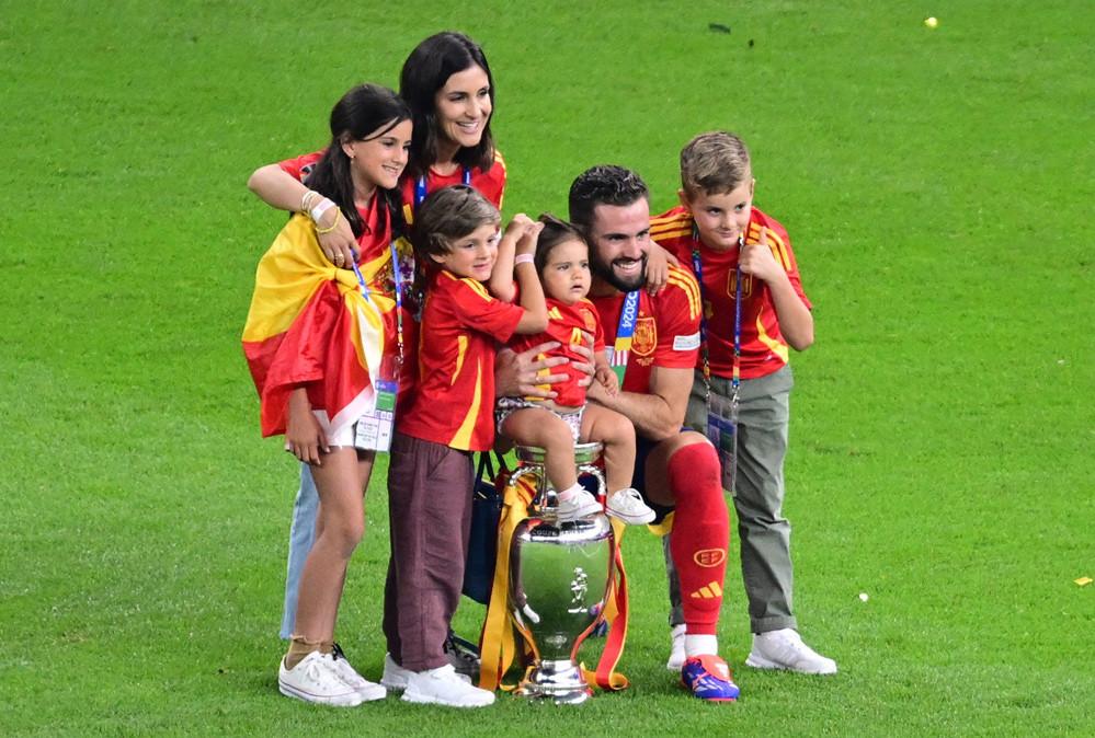 Vợ xinh hôn say đắm cầu thủ Tây Ban Nha-4