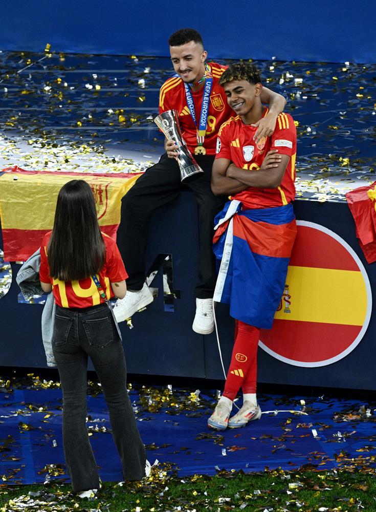 Vợ xinh hôn say đắm cầu thủ Tây Ban Nha-5