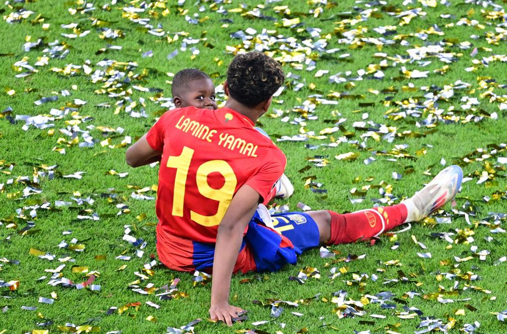 Vợ xinh hôn say đắm cầu thủ Tây Ban Nha-6