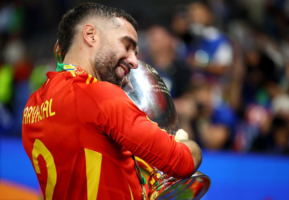 Vợ xinh hôn say đắm cầu thủ Tây Ban Nha-8