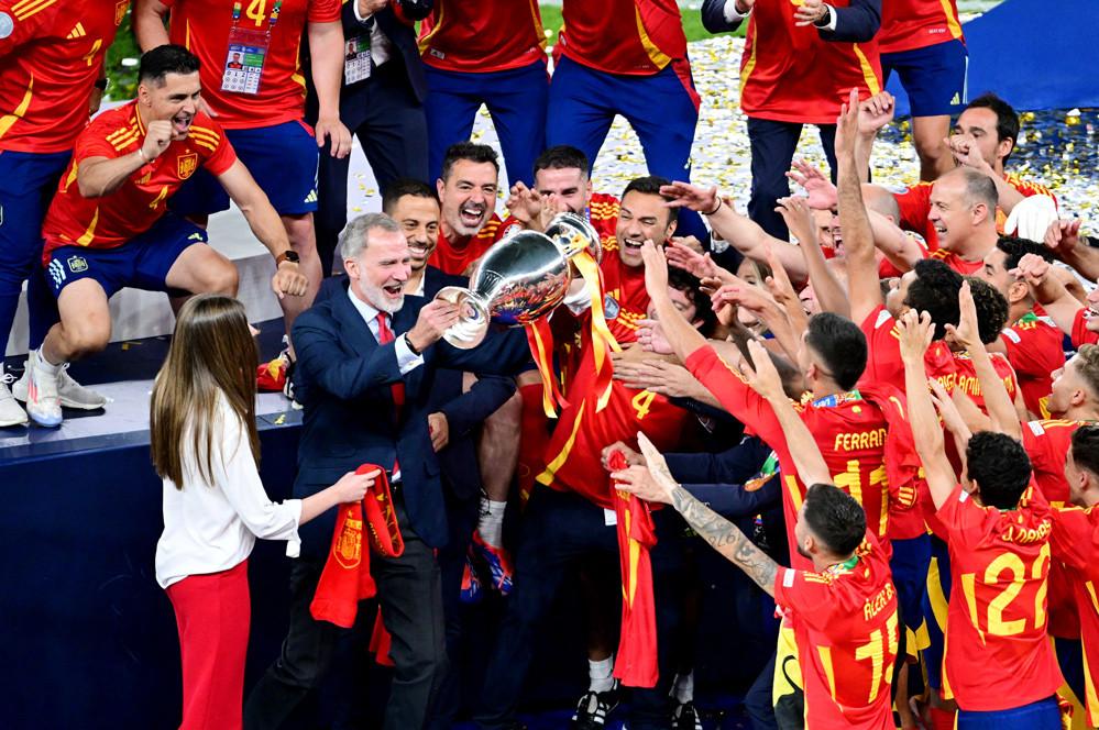 Vợ xinh hôn say đắm cầu thủ Tây Ban Nha-9