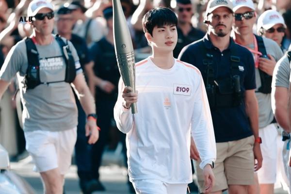 Jin (BTS) rước đuốc tại Thế vận hội Paris 2024-3