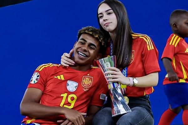 Thần đồng Endrick khoe bạn gái cực xinh ngày ra mắt Real Madrid-10