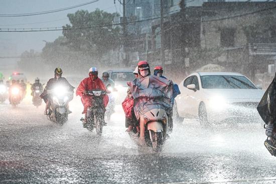 Áp thấp nhiệt đới đổ bộ bờ biển miền Trung chiều nay, mưa lớn nhiều nơi