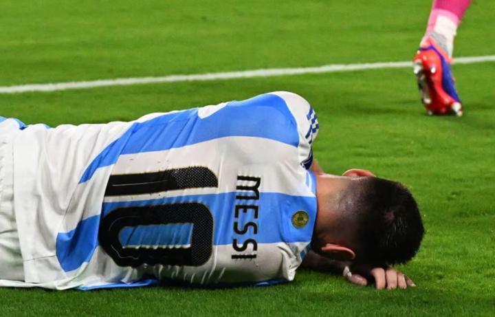 Lionel Messi khóc nức nở, rời sân do chấn thương-1