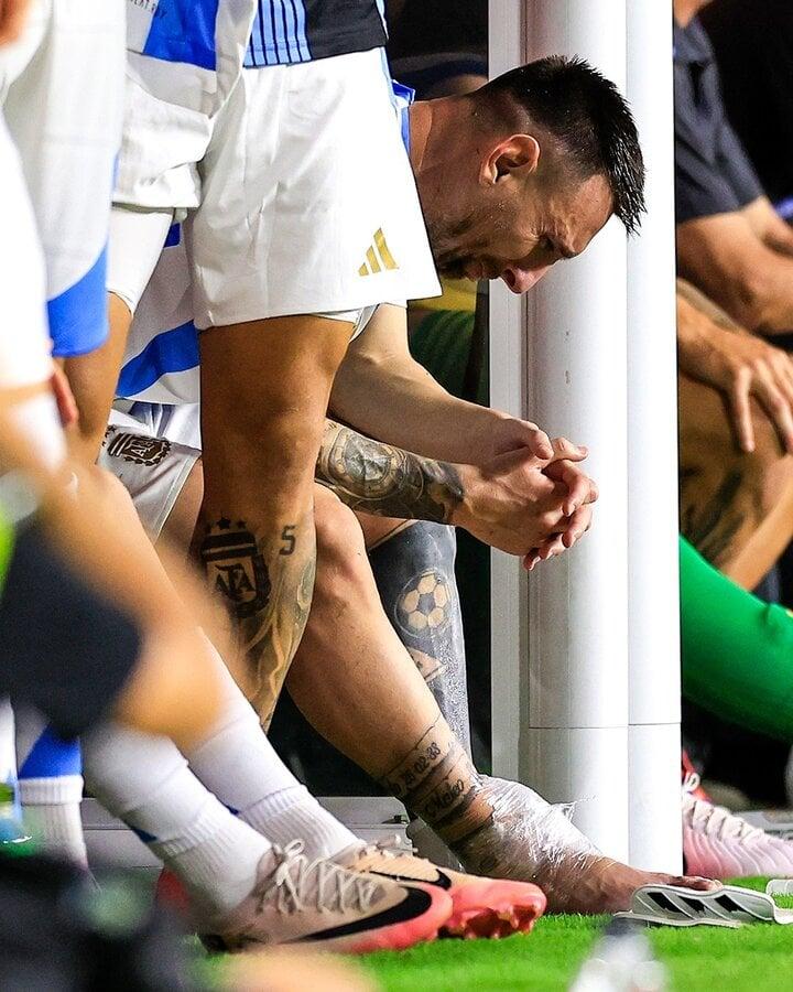 Lionel Messi khóc nức nở, rời sân do chấn thương-4