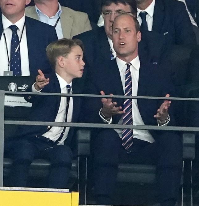 Biểu cảm của Hoàng tử William và con trai khi tuyển Anh thua gây sốt-5