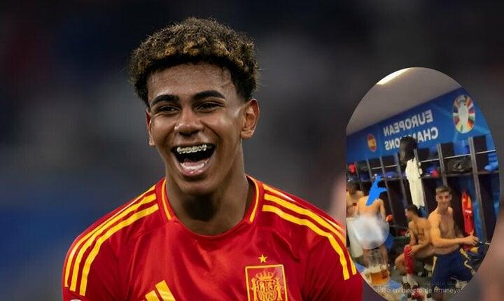 Mải ăn mừng vô địch EURO 2024, Yamal khiến đồng đội lộ hình nhạy cảm-1